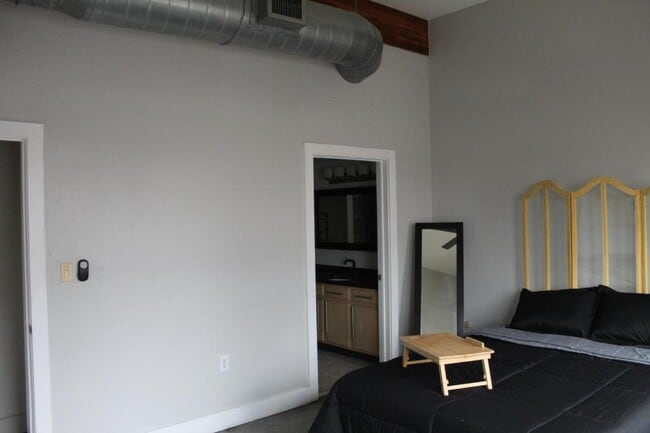 Building Photo - 2502 Live Oak St