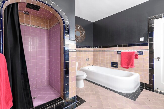 Building Photo - 148 S Orange Dr