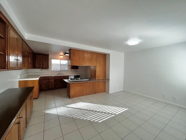 Building Photo - Spacious 4-bedroom, 2.5-bath Home Fountain Valley