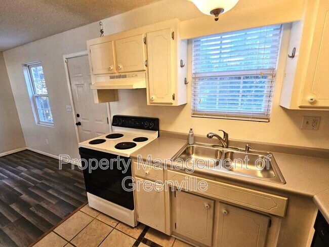 Building Photo - 107 Fowler St