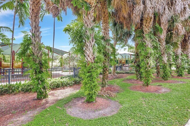 Building Photo - 2651 S Palm Aire Dr
