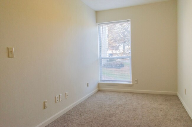 Building Photo - 4 bedroom 2 bath apartment with washer and...