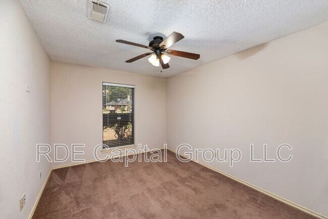 Building Photo - 922 Kingston Dr