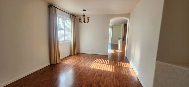 Building Photo - 4 Bedroom 2 Bathroom Home in Elk Grove