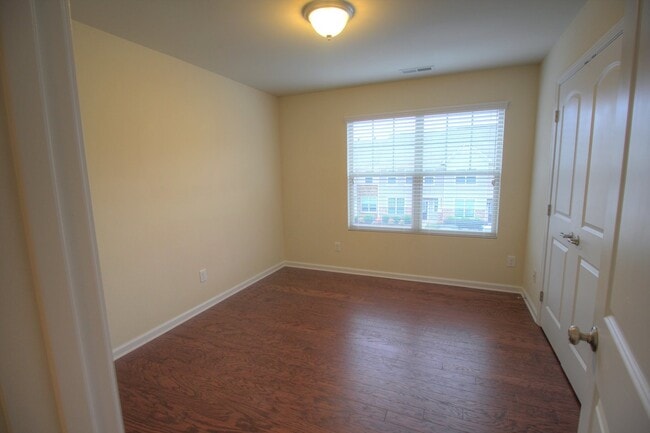 Building Photo - End Unit Townhome with Screened Porch & Fenced Yard!