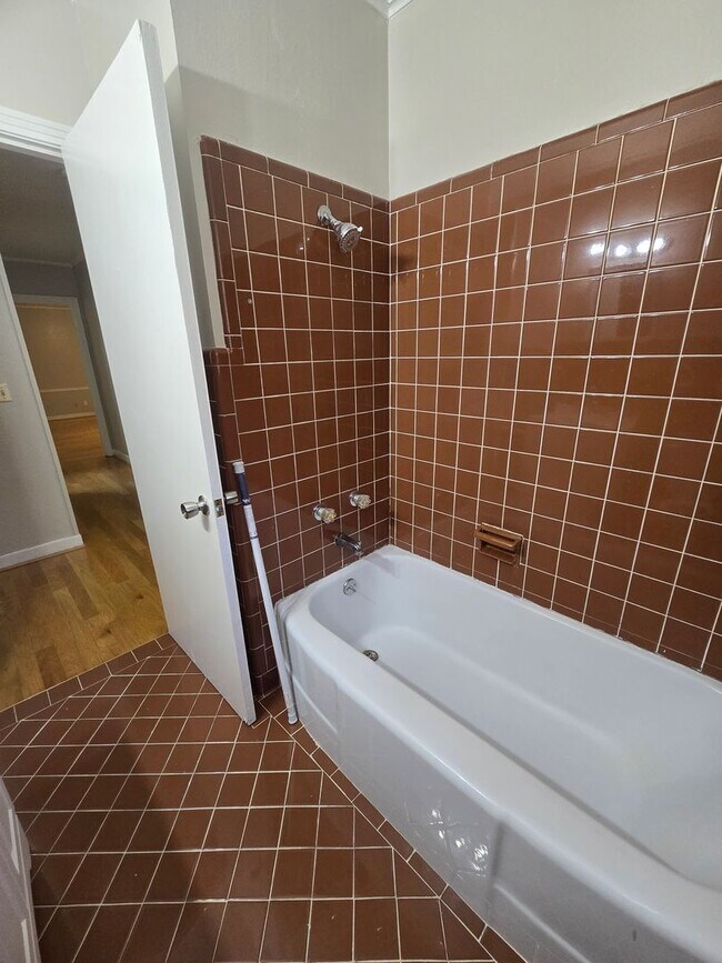 Building Photo - 3 bedroom 2 bathroom