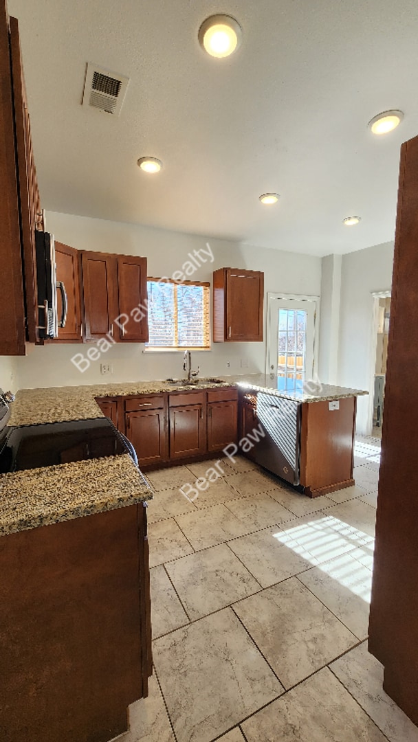 Building Photo - 1007 W 29th St
