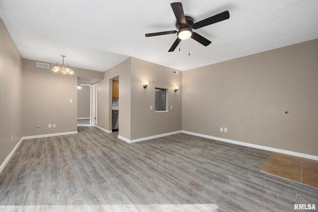 Building Photo - 2975 W Cannes Dr