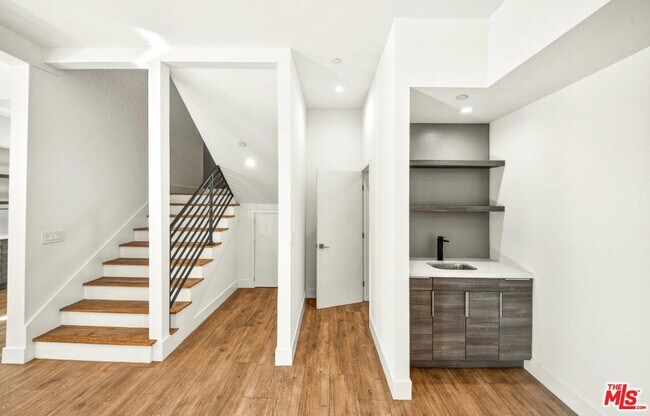 Building Photo - 5641 Riverton Ave