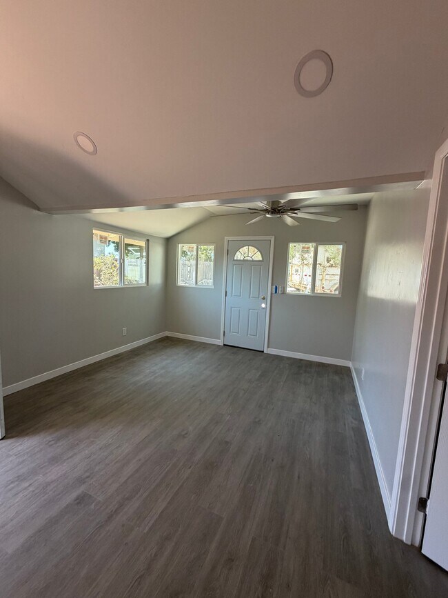 Building Photo - 2420 Ridgeway Dr
