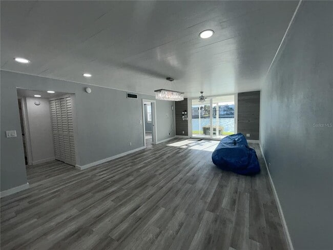 Building Photo - 7625 Sun Island Dr S