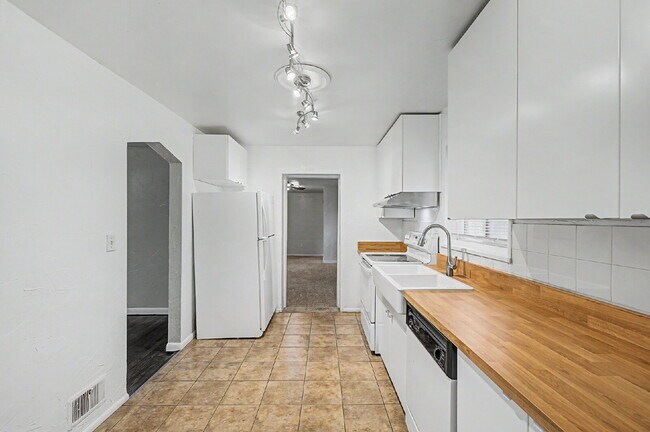 Building Photo - "Charming 3-Bedroom Duplex Retreat on Chester Street, Aurora – Cozy 1206 Sq Ft Home Awaiting Your...