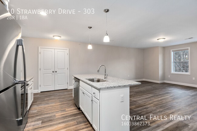 Building Photo - 10 Strawberry Dr