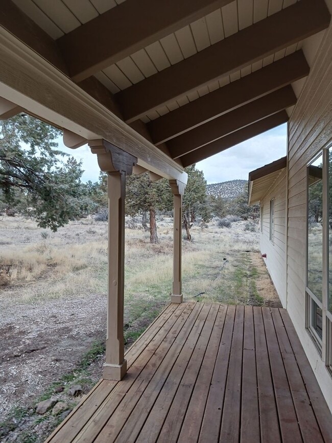 Building Photo - Beautiful Unique 4 Bedroom home with a loft & 3 full bathrooms! Move In Special $500 off first mo...