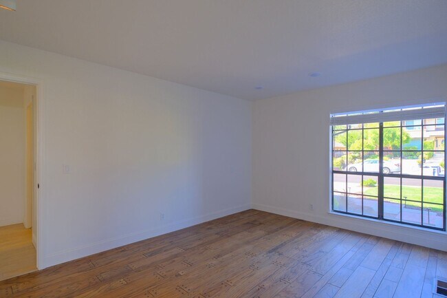 Building Photo - Gorgeous 3 Bedroom with office or separate...