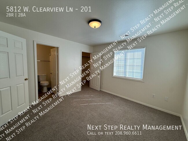 Building Photo - 5812 W Clearview Ln
