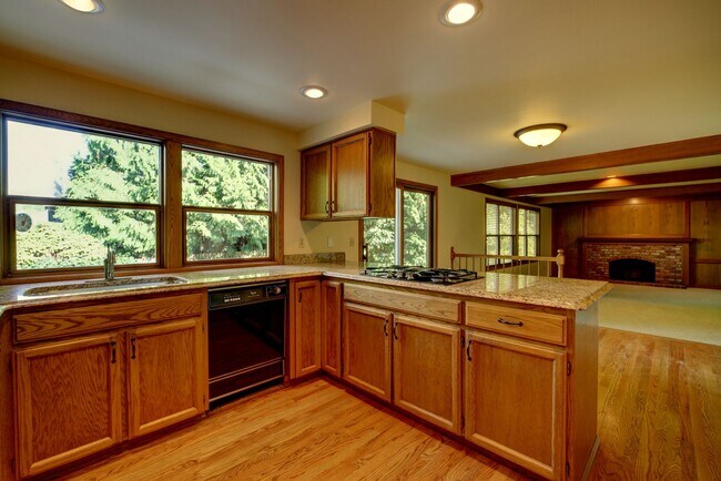 Building Photo - 5Bd/2.5Ba Bellevue Home