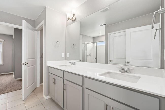 Building Photo - Spacious 4BD Bennet Floorplan with Full Ba...
