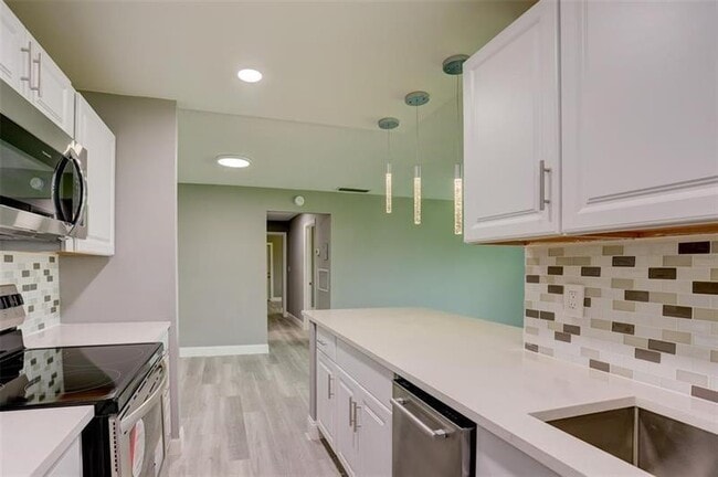 Building Photo - 185 N High Point