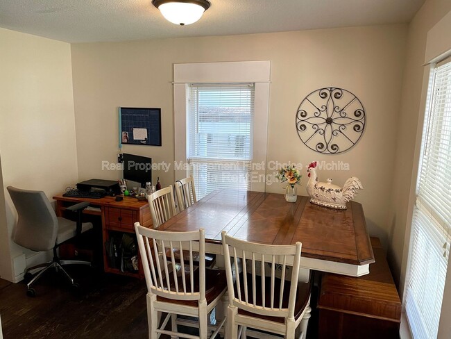 Building Photo - 830 S Fern St