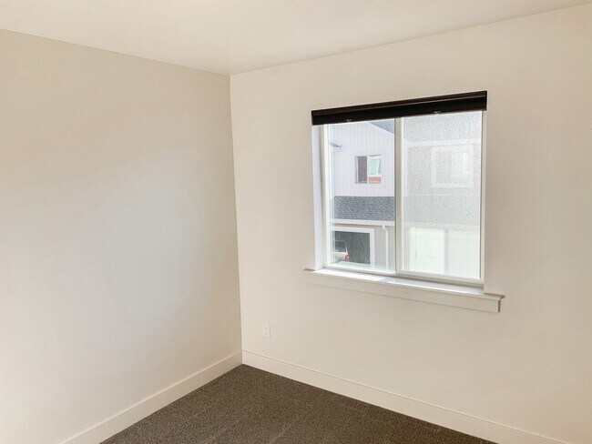 Building Photo - 371 1540 E