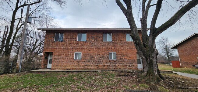 Building Photo - Spacious Renovated Townhome Near Highways & Lambert Airport