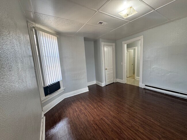 Building Photo - 1 Br small living room and small kitchen