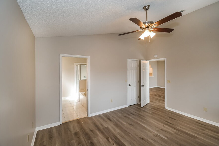 Building Photo - 2847 Lantana Lakes Dr W