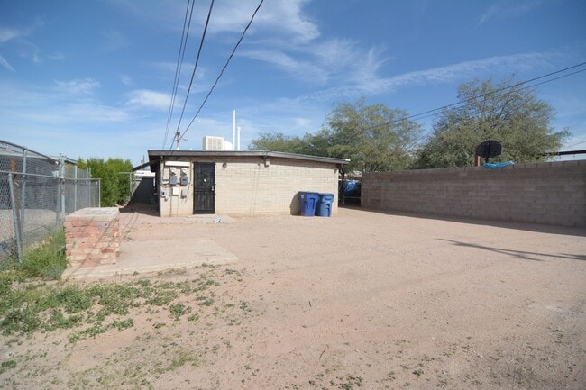 Building Photo - Completely Remodeled 2 Bedroom 1 Bath Dupl...