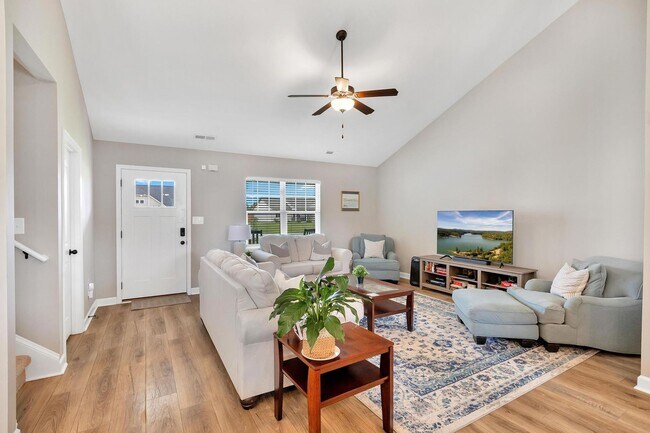 Building Photo - Bonus Room and Neighborhood POOL!