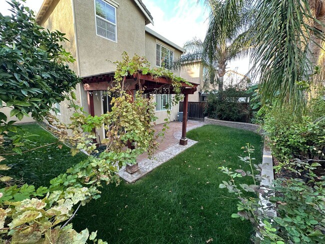 Building Photo - Beautiful 4 Bedroom, 3 Full Bath W/ Office...