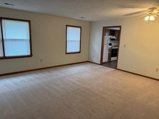 Building Photo - LANDSTOWN MEADOWS