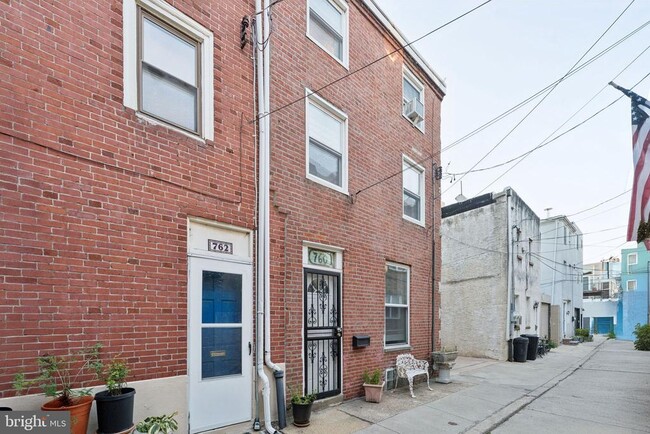 Building Photo - 760 S Sheridan St