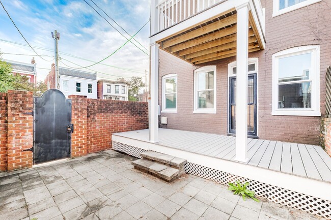 Building Photo - Classic Fan Rowhome for Lease