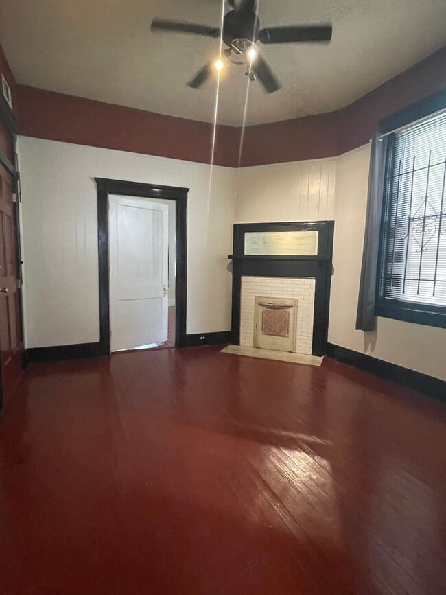 Building Photo - **APPLICATION PENDING!! SPACIOUS EASTSIDE APARTMENT