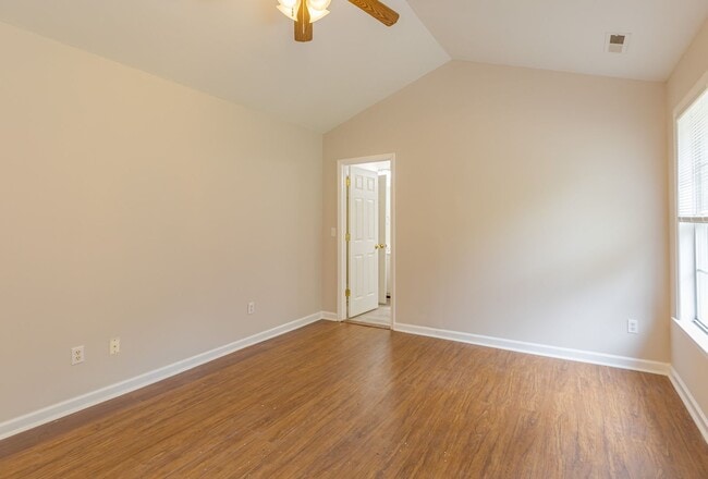 Building Photo - Beautiful 4 bed 2 bath home in Greensboro with fenced yard. Walk to coffee shop and restaurants.