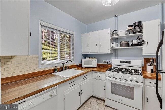 Building Photo - 1132 Valley Dr