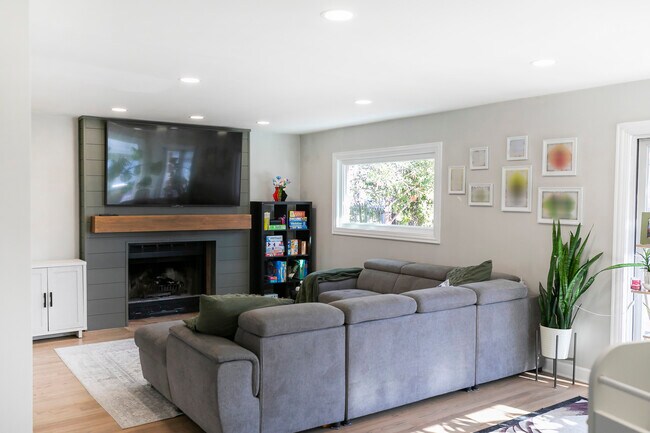 Building Photo - 9535 Osceola Ave