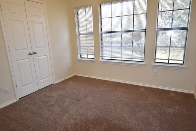Building Photo - 433 L Thompson St