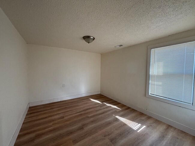 Building Photo - 634 W 14th Ave