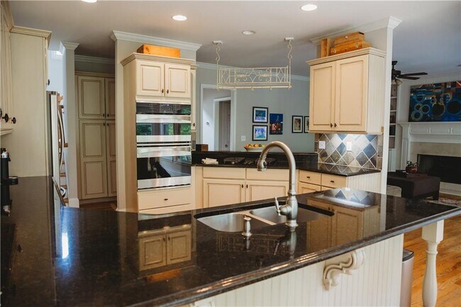 Building Photo - 605 Lake Medlock Dr