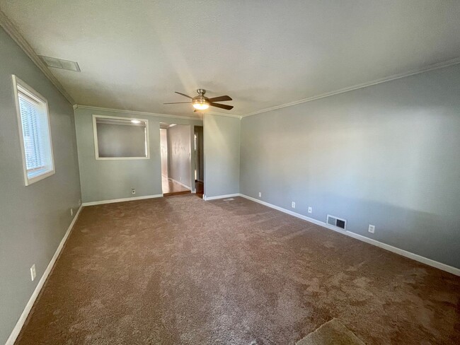 Building Photo - Charming 3-Bedroom, 1.5-Bath Home with Pri...