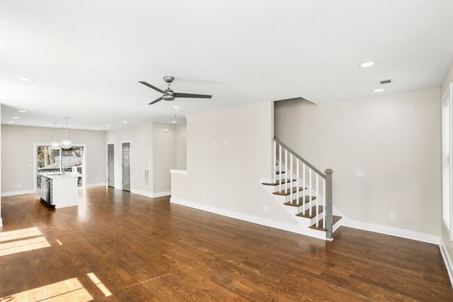 Building Photo - 942 Riverside Dr