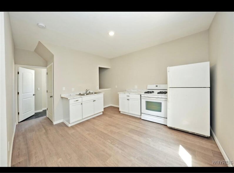 Primary Photo - 275 Genesee St