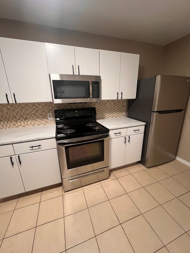 Building Photo - 3 bedroom 2 bathroom located near MSU