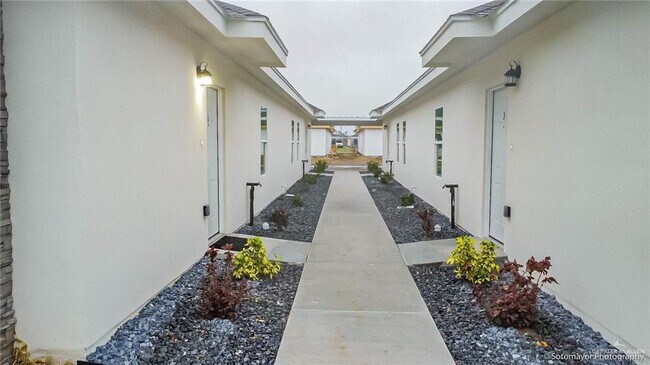 Building Photo - 15 Swallow Ave