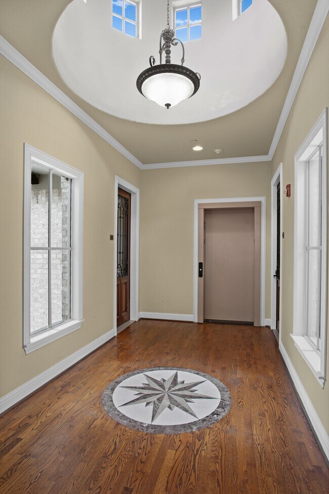 Building Photo - Luxury Highland Park Condo with gas and water