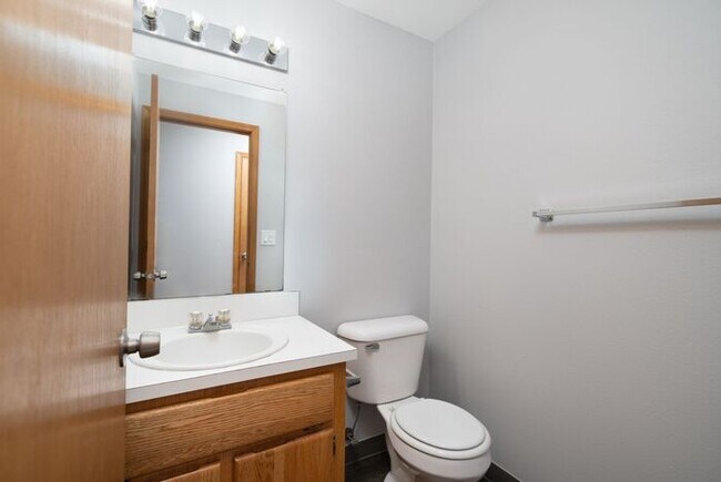 Building Photo - 3 bedroom townhouse with Garage!! Wont last! Call Now!!