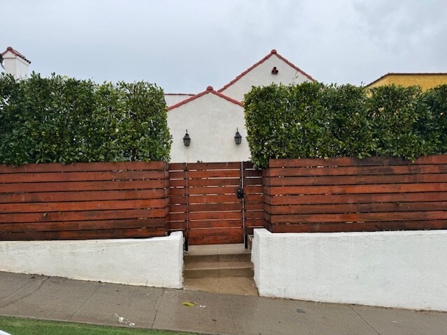 Building Photo - 1839 1/2 S Highland Ave