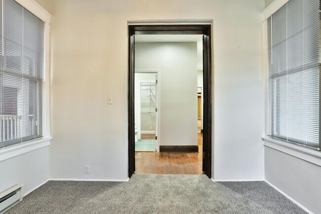 Building Photo - 6105-6107 Waterman Blvd